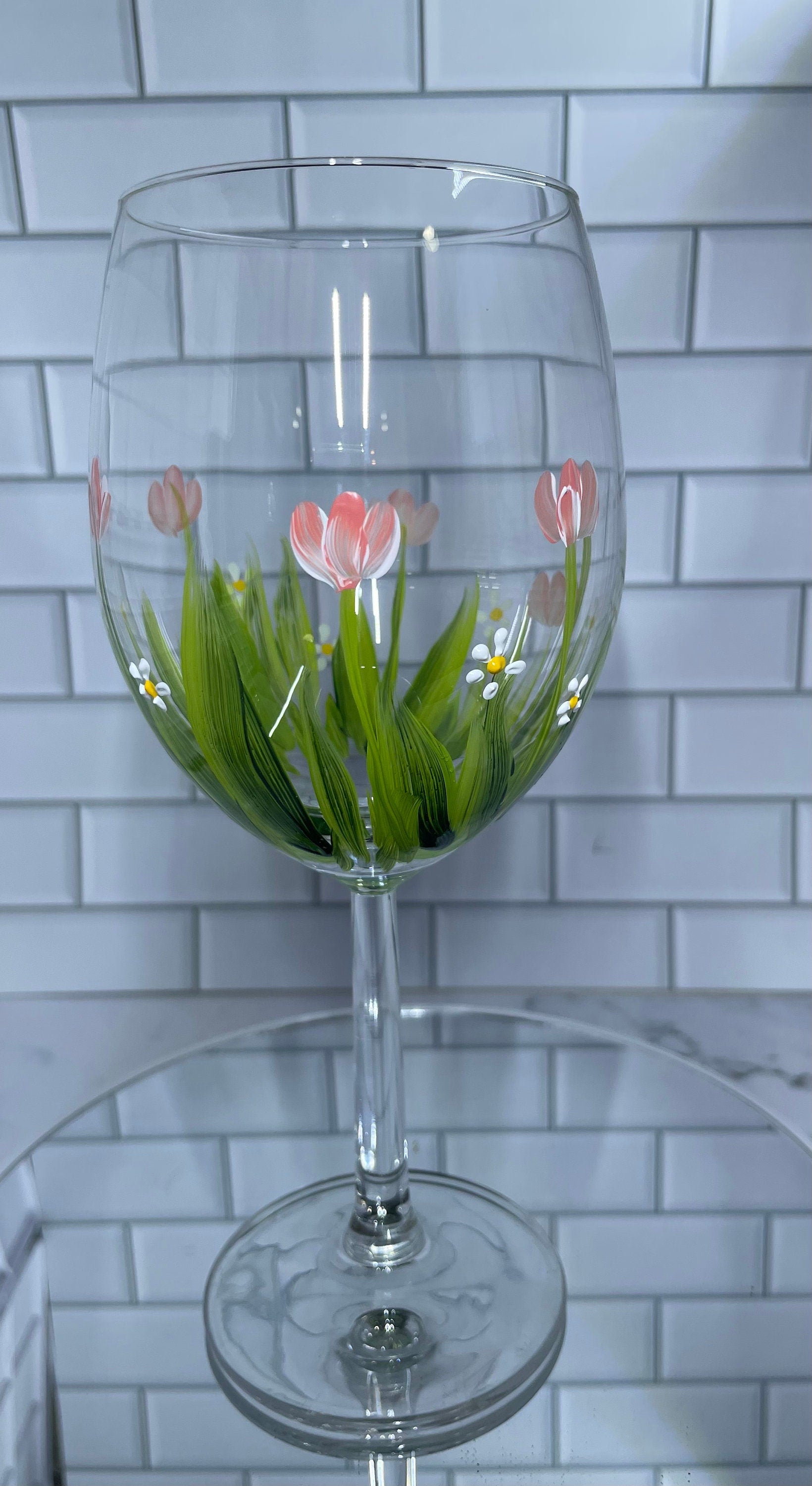 Spring Tulip and daisy Wine glass Mother's Day Gift, Gift for Bride and Groom, Gift for Couple, Spring glassware