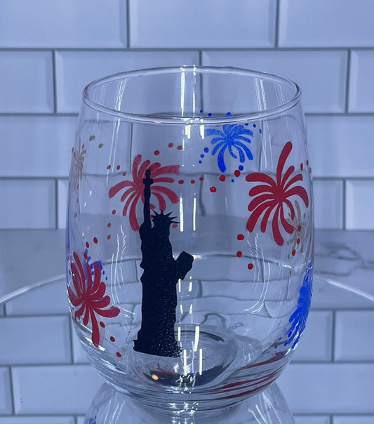USA celebration 15 0z Wine Glass with Statue of Liberty Fireworks Red, White And Blue