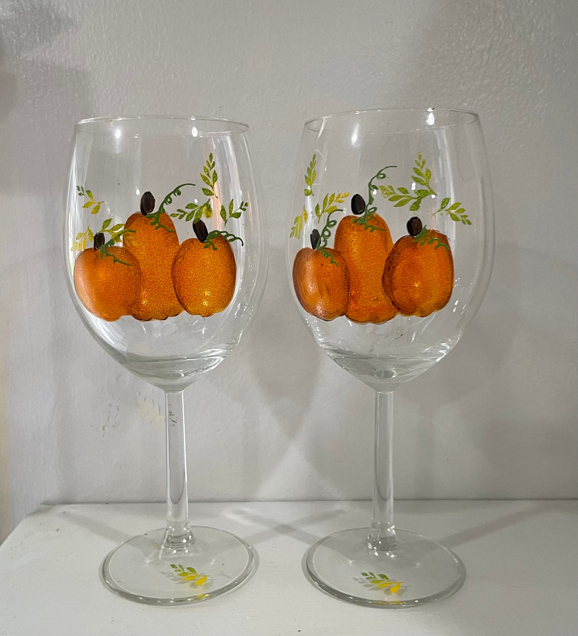 Set of 4 Wine Glass with three bright pumpkins two sizes Thanksgiving, Fall decor